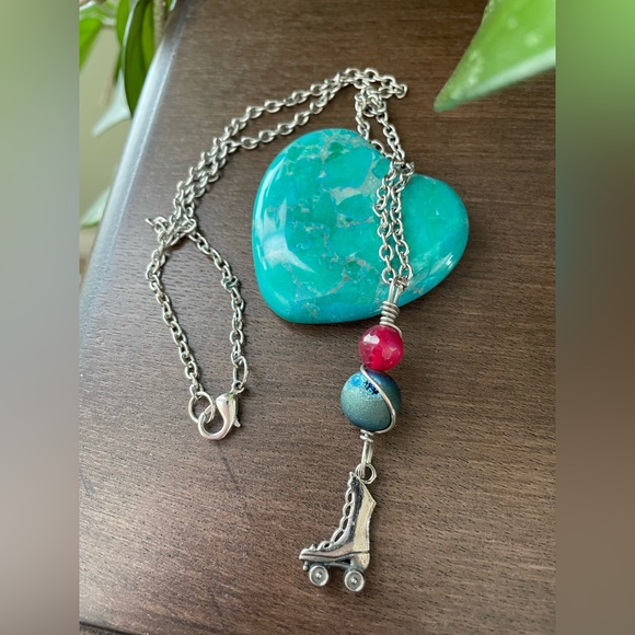 🛼 Retro Roller Skate Agate and Druzy Charm Necklace - Picture 3 of 5